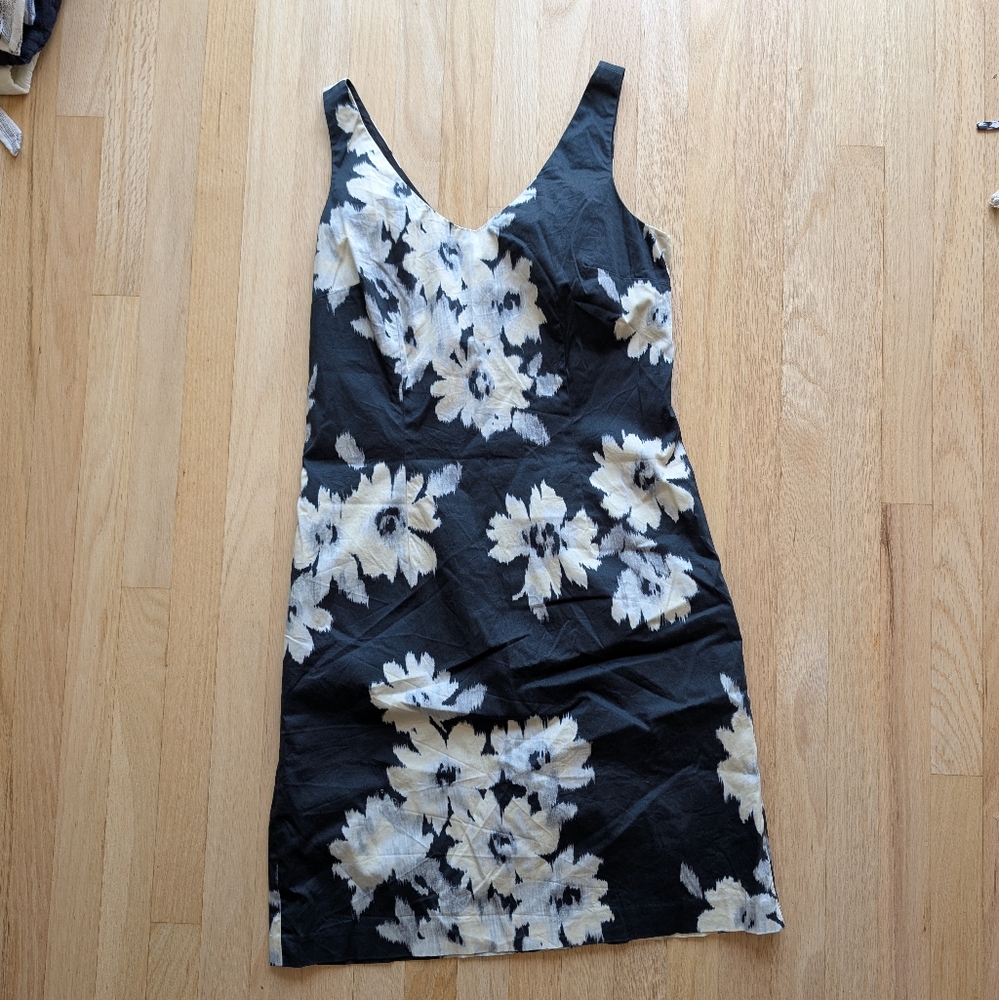 Ann Taylor Floral Blue and White Vneck Dress (Size 4)